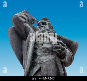 NOVI SAD, Serbien - 17. April die Statue Svetozar Miletic im Hauptplatz von Novi Sad Stockfoto