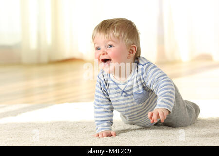 Happy Baby Boy kriechen und lachend auf dem Boden zu Hause Stockfoto