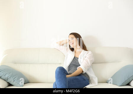 Weitwinkelaufnahme Porträt einer Frau, die in einer Couch mit Kopie Raum über ruhen Stockfoto