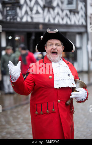 Lichfield Stadtausrufer Ken Knowles Aufruf während der jährlichen pancake Race im Zentrum von Lichfield Stockfoto