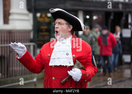 Lichfield Stadtausrufer Ken Knowles Aufruf während der jährlichen pancake Race im Zentrum von Lichfield Stockfoto