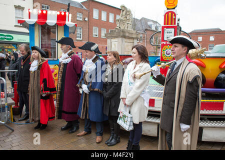 Nach der jährlichen Pancake race Lichfield Rat traditionell gehen Sie in den Marktplatz und die Fahrgeschäfte besuchen. Stockfoto