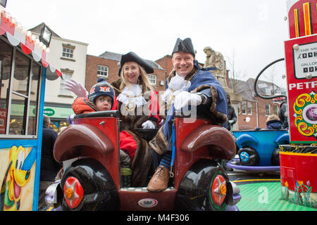 Nach der jährlichen Pancake race Lichfield Rat traditionell gehen Sie in den Marktplatz und die Fahrgeschäfte besuchen. Stockfoto