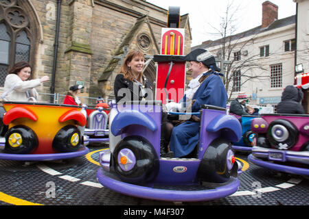 Nach der jährlichen Pancake race Lichfield Rat traditionell gehen Sie in den Marktplatz und die Fahrgeschäfte besuchen. Stockfoto