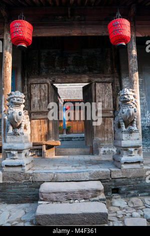 Steinernen Löwen Statuen bewacht den Eingang zu einem Haus in dem Dorf in der Nähe von dangjiacun Hancheng, Provinz Shaanxi, China. Stockfoto