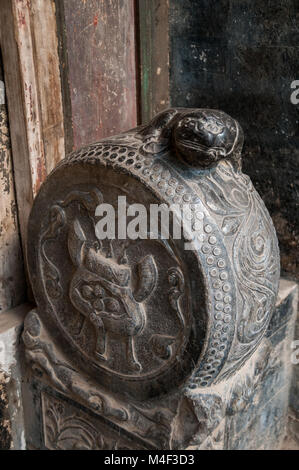 Gatepost aus Stein mit einer Turtle Dekoration in der Ming Dynastie Dorf Dangjiacun in der Nähe von Hancheng, Provinz Shaanxi, China. Stockfoto