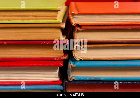 Close-up auf farbigen Bücher in zwei Spalten gestapelt Stockfoto
