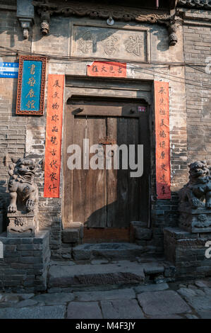 Ein Paar Steinlöwen Statuen bewacht den Eingang zu einem Haus in dem Dorf in der Nähe von dangjiacun Hancheng, Provinz Shaanxi, China. Stockfoto