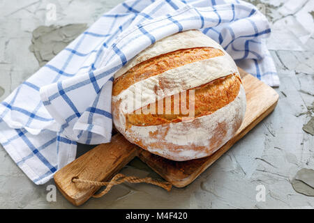 Knusprigen Baguette auf einem Holzbrett. Stockfoto