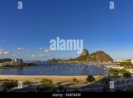 Zuckerhut Hill und Botafogo Strand Stockfoto