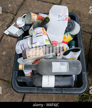 Frost - Recycling von Glas, Kunststoff und Metall Warten auf Abholung außerhalb a Shropshire House. Stockfoto