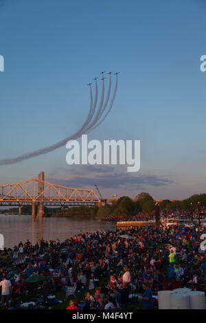 Louisville, Kentucky, USA - 23. April 2016 Donner über Louisville ist eine Flugschau und Feuerwerk Teil des Kentucky Derby Festival. Stockfoto