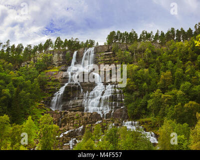 Strassenverlauf Wasserfall - Norwegen Stockfoto