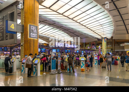 Singapur - Dezember 22, 2017: Besucher gehen um Abflughalle im Flughafen Changi. Es verfügt über 3 Terminals, eines der größten Transport Stockfoto