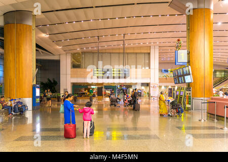 Singapur - Dezember 22, 2017: Besucher gehen um Abflughalle im Flughafen Changi. Es verfügt über 3 Terminals, eines der größten Transport Stockfoto