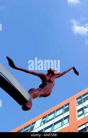 Aufrechte anzeigen Spofforth sculpted Abbildung gegen deep blue sky Stockfoto