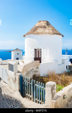 Die berühmten Windmühlen in Stadt Oia auf Santorini, Griechenland. Stockfoto