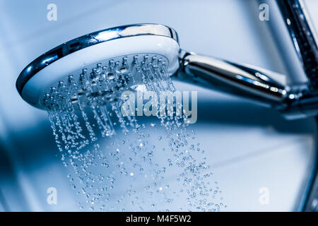 Klares Wasser aus einer Dusche. Stockfoto