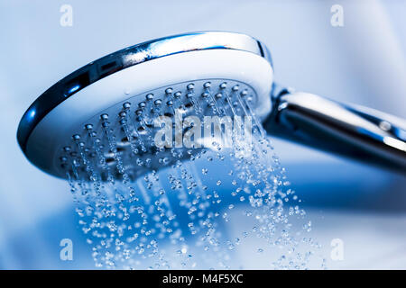 Klares Wasser aus einer Dusche. Stockfoto