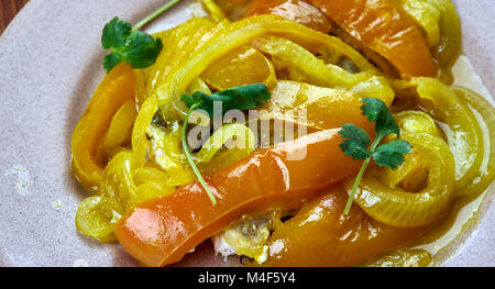 Portugiesische Küche - Atum de cebolada, Traditionelle portugiesische Gerichte, Ansicht von oben. Stockfoto