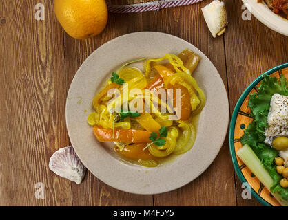 Portugiesische Küche - Atum de cebolada, Traditionelle portugiesische Gerichte, Ansicht von oben. Stockfoto