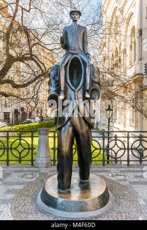 Bronzestatue von Franz Kafka in Prag, Tschechische Republik. Stockfoto