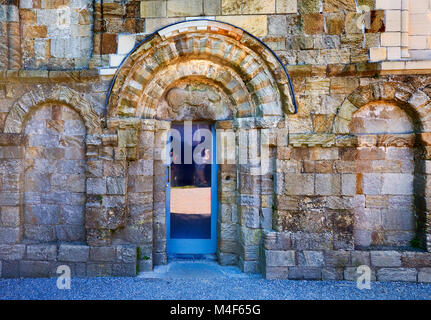 Romanische Tür am Eingang des 12. Jahrhunderts von Cormac Kapelle, nach Cormac Mac Cárthaigh Rock Of Cashel, County Tipperary, Irland benannt Stockfoto