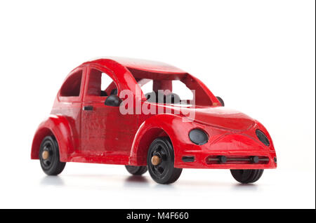 Rot retro Holzspielzeug Auto auf weißem Hintergrund Stockfoto