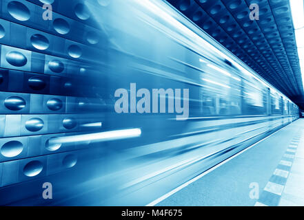 U-Bahn, U-Bahn in Bewegung. Blaue Tönung Stockfoto