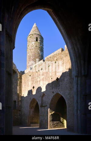 Runde Turm aus c. 1100 Schuß durch einen Bogen im Chor. Der Rock Of Cashel Klosteranlage, County Tipperary, Irland County Tipperary, Irela Stockfoto