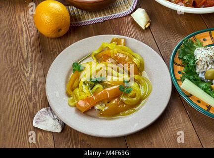 Portugiesische Küche - Atum de cebolada, Traditionelle portugiesische Gerichte, Ansicht von oben. Stockfoto