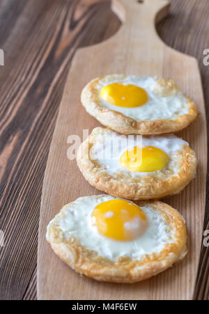 Gebackene Eier in Blätterteig auf das Holzbrett Stockfoto