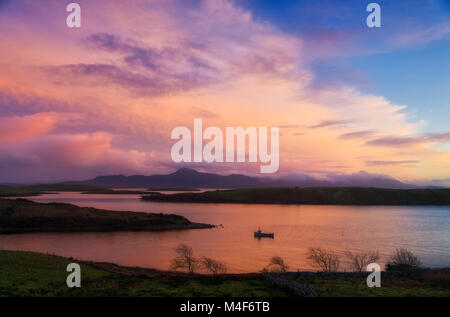 Sonnenuntergang über den Inseln der Clew Bay, in der Nähe von Mulranny, County Mayo, Irland. Croagh Patrick können auf der anderen Seite der Bucht gesehen werden. Stockfoto