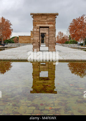 Herbst auf den Tempel von debod in Madrid, Spanien Stockfoto