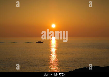 Küstenfischerei Boot vorbei an der Giant's Causeway, Bushmills, Causeway Coast, County Antrim, Irland Stockfoto