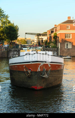 Ein Lastkahn entlang der Nieuwe Herengracht reisen, aus dem Schippersgracht, Holland Stockfoto