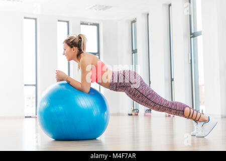 Junge Frau mit fitball Training im Fitness Club. Stockfoto