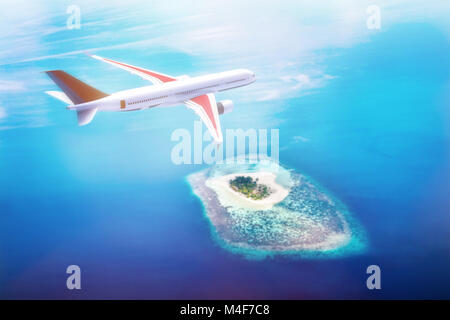 Flugzeug über Malediven Inseln im Indischen Ozean fliegen. Reisen Stockfoto