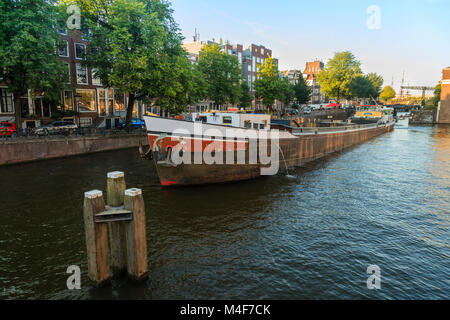 Ein Lastkahn entlang der Nieuwe Herengracht reisen, aus dem Schippersgracht, Holland Stockfoto