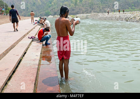 RISHIKESH, INDIEN - 17. APRIL 2017: ein Hindu sadhu in der Badewanne am heiligen Fluss Ganges in Rishikesh am 17. April in Indien 2017 Stockfoto
