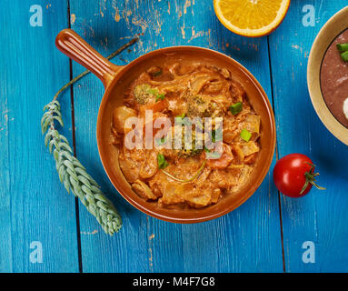 Osten afrikanische Küche - Äthiopisches Berbere inspiriert, Chicken Curry, Traditionelle verschiedene afrikanische Gerichte, Ansicht von oben. Stockfoto