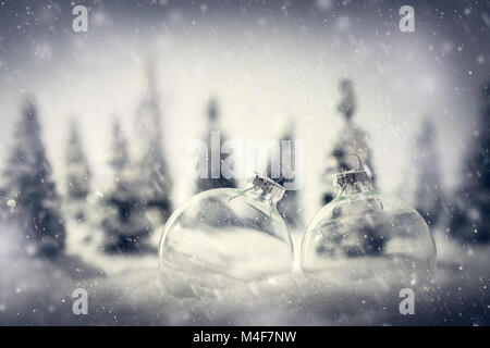 Weihnachten Kugeln aus Glas im Winter Miniatur wald landschaft mit Schnee. Stockfoto