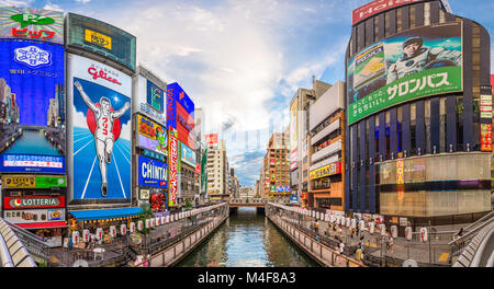 OSAKA, Japan - 16. AUGUST 2015: Die dotonbori Kanal im Namba Viertel. Der Kanal stammt aus dem frühen 17. Jahrhundert und ist ein beliebter Nachtleben destinatio Stockfoto