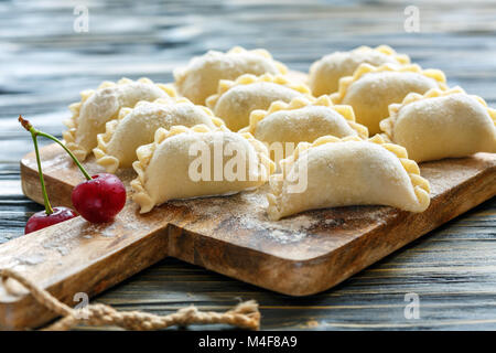 Rohe Klöße mit Kirschen. Stockfoto