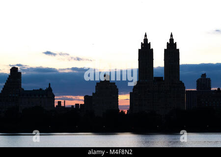 Sonnenuntergang von der Vorratsbehälter Stockfoto