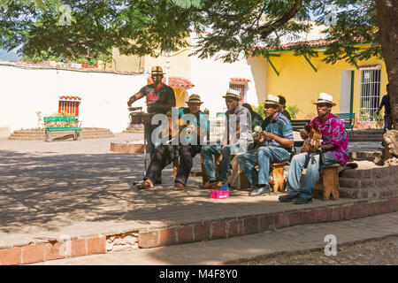 TRINIDAD, KUBA: Afrocuban Musiker spielen auf der Straße im UNESCO Weltkulturerbe Altstadt von Trinidad, Kuba Stockfoto