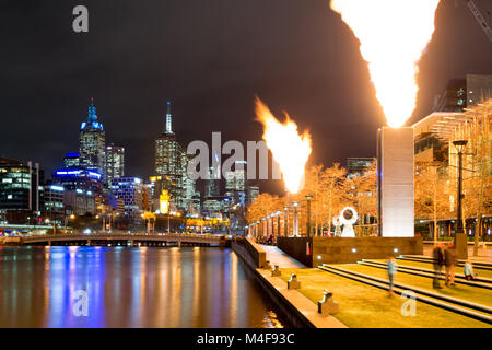 Durch den Fluss Yarra in Melbourne bei Nacht Stockfoto