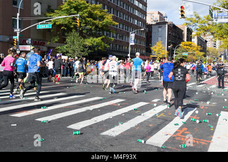 Marathon Läufer an der First Avenue in der New York City Marathon 2016 Stockfoto