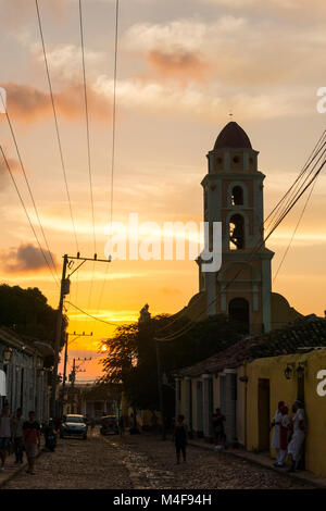 TRINIDAD, Kuba - Januar 25, 2017: Kubanische Straße Sonnenuntergang mit Oldtimer in Trinidad, Kuba. Trinidad ist eine der wichtigsten touristischen Reiseziele der Insel Stockfoto