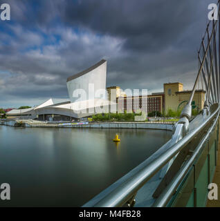 Imperial War Museum Norden gesehen von der Fußgängerbrücke über das Becken. Stockfoto